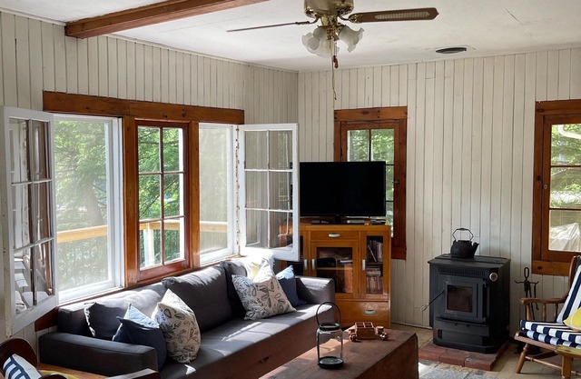 Cozy Cottage Nestled Along the Gull River