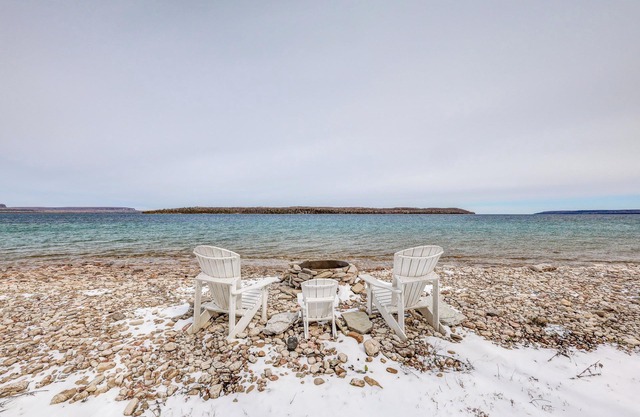 Cozy cottage nestled along 90ft of pristine Georgian Bay pebble beachfront