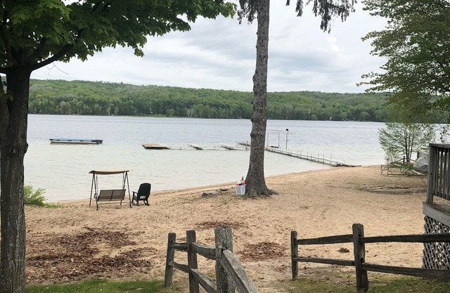 Acogedora cabaña en un hermoso resort de playa en el norte de Michigan