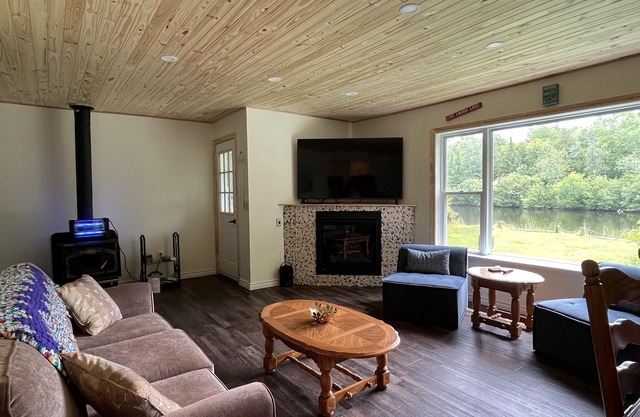 Cozy cottage on Burnt River with hot tub & sauna