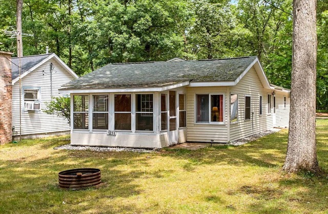 Cozy Cottage on Big Star Lake, Minising Pointe in Baldwin, MI.