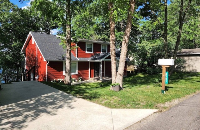 Cozy Cottage on Cedar Lake with Children's Club House. Perfect For Families