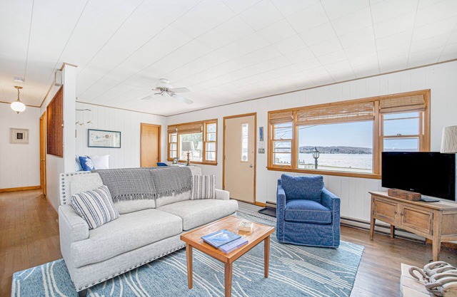 Cozy Cottage on Crystal Lake W/ Free Wifi, Gas Grill & Dock - Close to Town