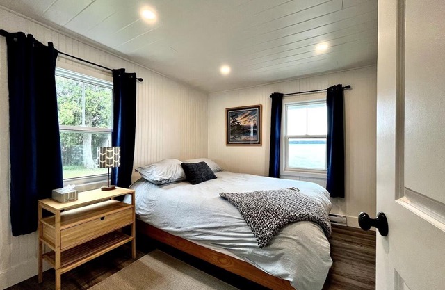 Cozy Cottage on Georgian Bay with Stunning View, Close to All Amenities
