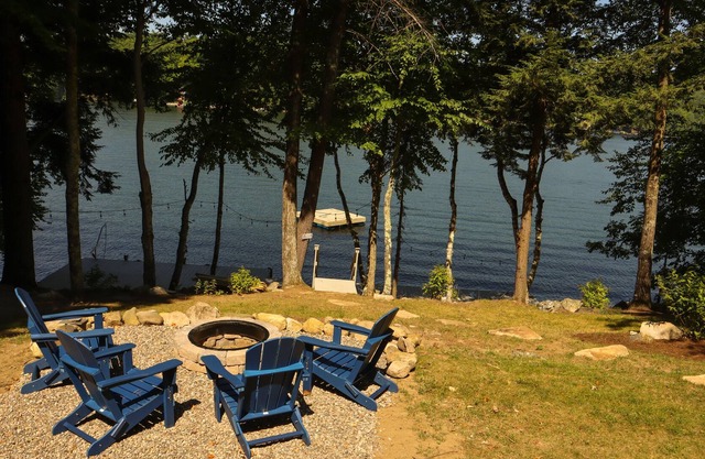 Cozy cottage on Hadlock Lake with 85 feet of land dock!