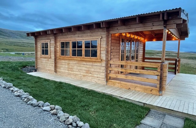 Cozy Cottage on Hillside with Breathtaking Mountain Views, 3 mins from Route 1
