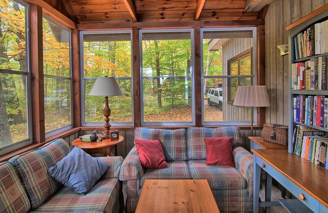 Cozy Cottage on Lake Muskoka! 3bdrm, 2 bath! Beach + Sandbar! South Exposure!
