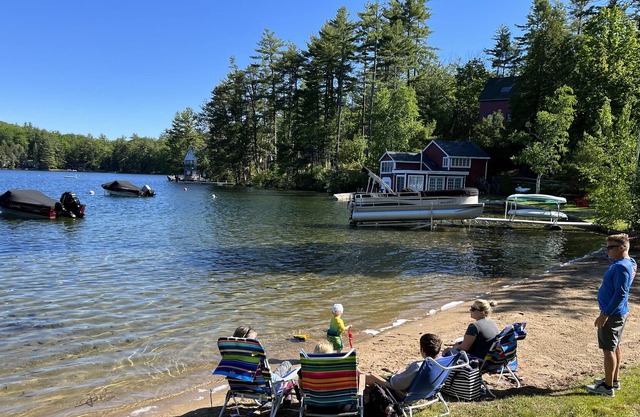 Cozy cottage on pristine Great East Lake