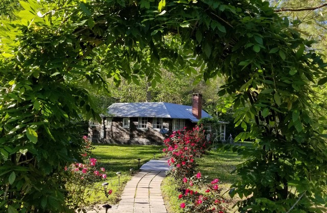 Cozy Cottage on private acreage minutes from town