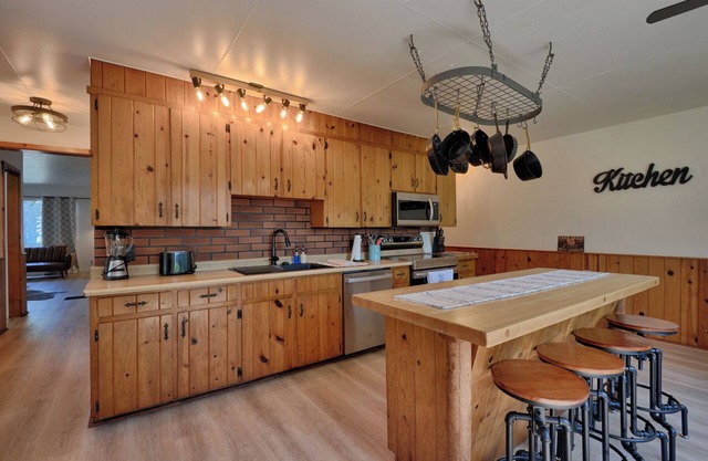Cozy Cottage on Quiet Street – Walk to Beach & Downtown