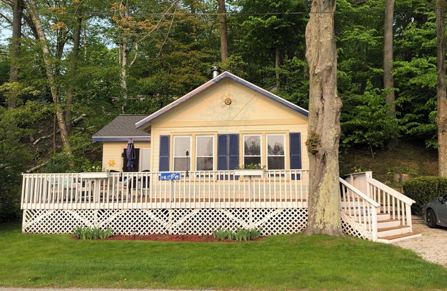 Cozy cottage overlooking Hamlin Lake, a few minutes from downtown!