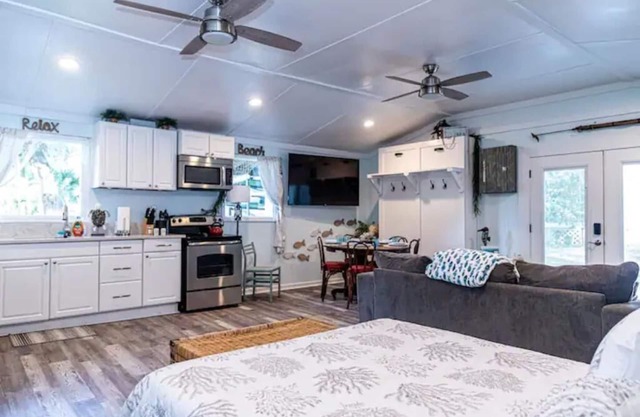 Cozy cottage overlooking Talahi Lake in Savannah GA with a pirate ship clubhouse