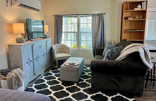 Pet Friendly! 2 Pets Stay For FREE at Cozy Cottage