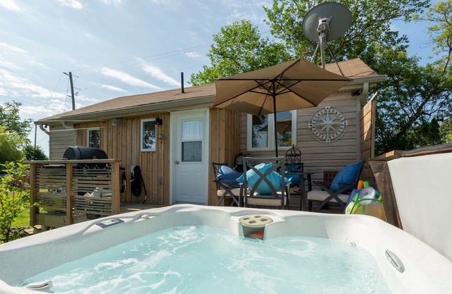 Cozy Cottage, steps to beach + Hot Tub - Lake Erie Couple or Family Getaway