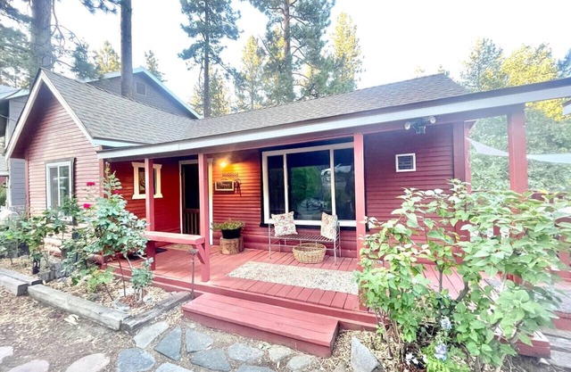 Cozy Cottage|Swing Set/Fenced Yard/Pet friendly