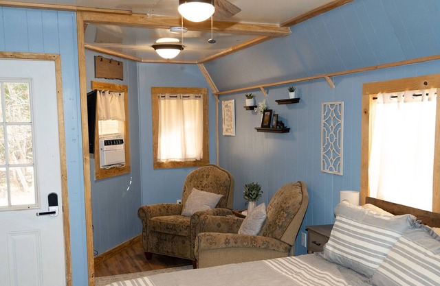 Cozy Cottage / Tiny House - Fire Pit & Walking Trail