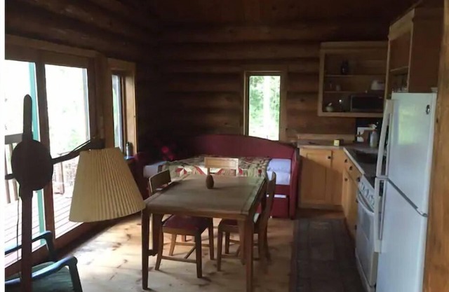 Cozy cottage trails, trout fishing & fireplace.