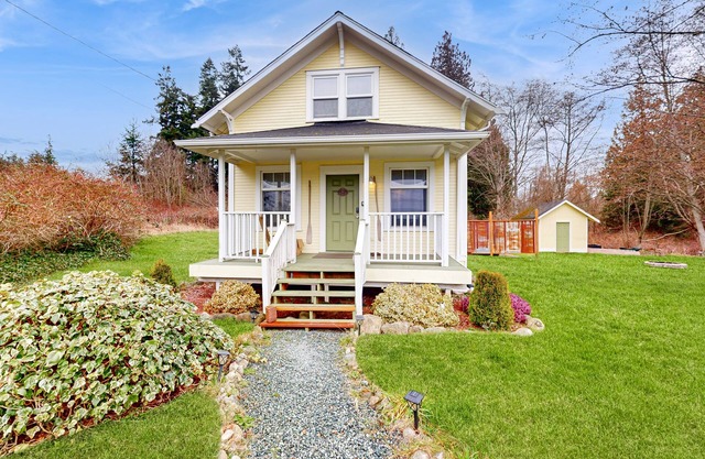 Cozy Cottage w/ Great Location, Private Outdoor Hot tub, W/D, WIFI, and Games!