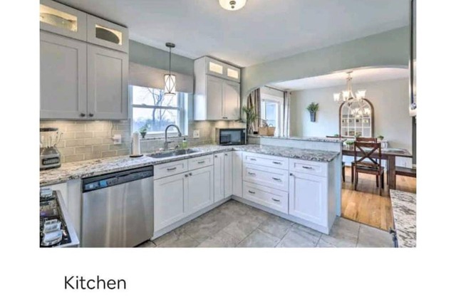 Cozy Cottage w/ Hot Tub ! Conveniently located, near restaurants & attractions