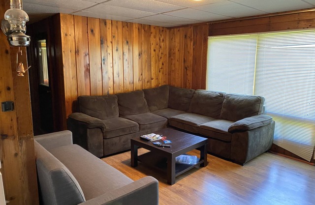 COZY COTTAGE WALKING DISTANCE TO LAKE SIMCOE & FRIDAY HARBOUR