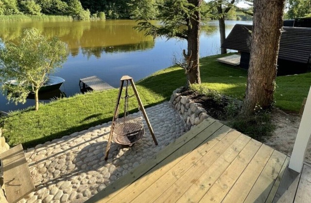 Cozy cottage with water views from the beds