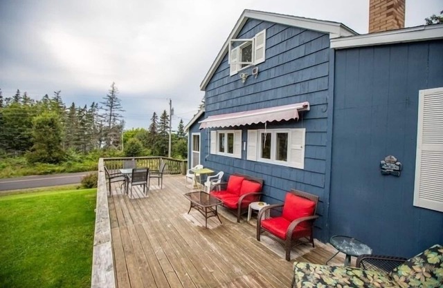 Cozy cottage with a hot tub on the bay of fundy