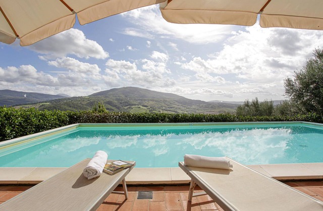 Cozy cottage with beautiful countryside views and private pool.