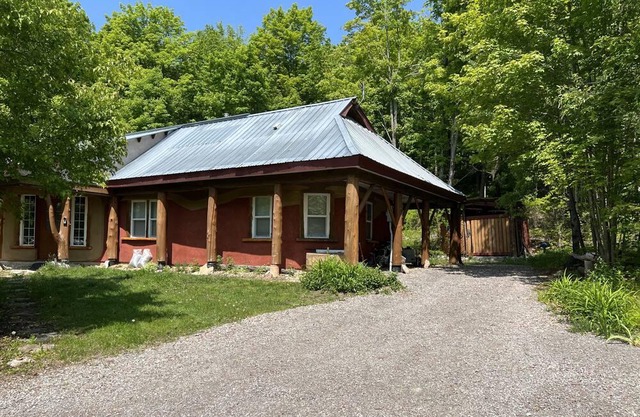 Cozy Cottage with beautiful private 3 acres forest in heart of Madoc/ Marmora ON