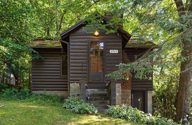 Cozy Cottage with Cabin Look and Lakeview