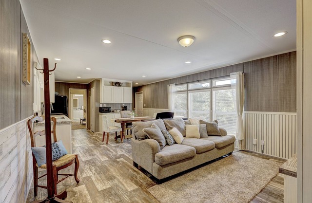 Cozy cottage with hot tub minutes from Norman by Lake Thunderbird