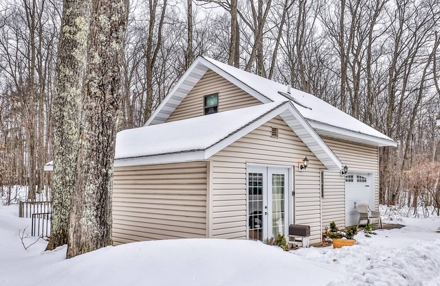 Cozy cottage with lake access, dock, fireplace, grill, & full kitchen