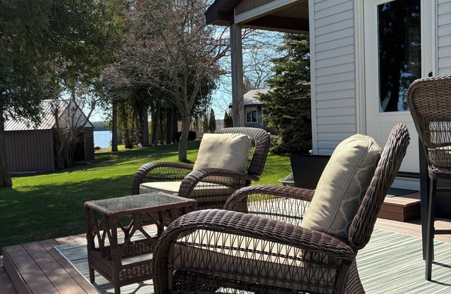 Cozy cottage with pond and lake views in charming Garden