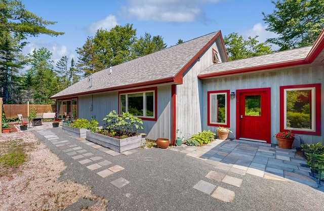 Cozy cottage with private Washer/Dryer, wifi and hiking trails
