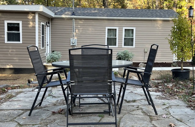 Cozy Cottage / Writers Retreat . Nestled in the woods . Private