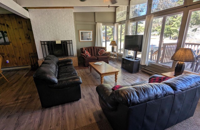 Cozy Cottonwood Cabin at Falcon Lake –Walk to Beach, Shops, Activities & Trails!