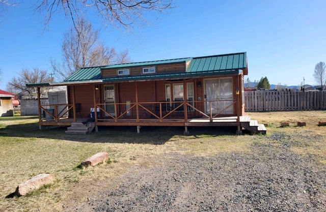 Cozy country cabin ~ 5 minutes from Cowboy Dinner Tree!