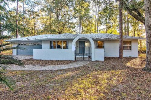 Cozy Country Escape less than 6 miles from UF