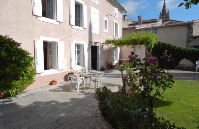 Acogedora casa de campo recientemente renovada con un acogedor patio y un jardín con sombra