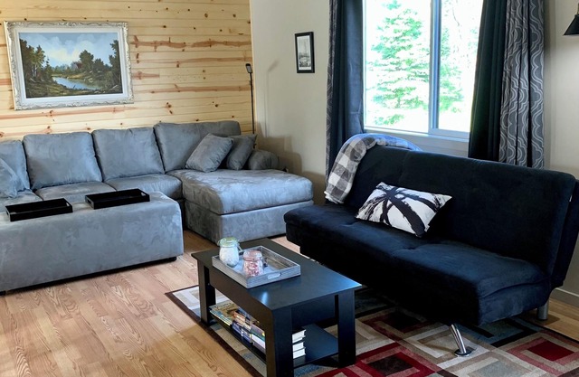 Cozy Country Inn-country in the City. 3 bdm 2 bath home- renovated like new.