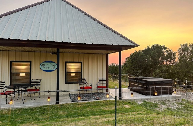 Cozy Country Stay! Hot Tub + Nature Views