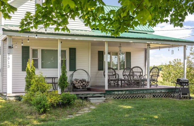 Cozy Countryside Farmhouse In Leelanau