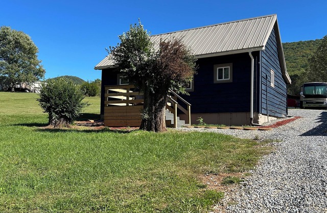 Cozy countryside home near the river and only 15 minutes from town.