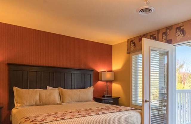 Cozy couple resort style condo overlooks the beautiful Massachusetts mountains.