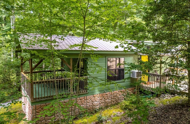 Cozy couple's cabin with furnished deck, porch, firepit, hammock & partial AC
