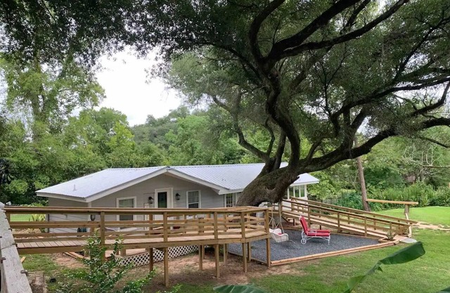Cozy Couples Cottage with access to Hot Tubb.