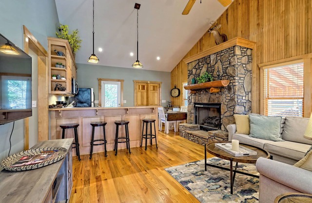 Cozy Cove Retreat - by Chatuge Home Concierge Private Swim Dock, kayaks, grill