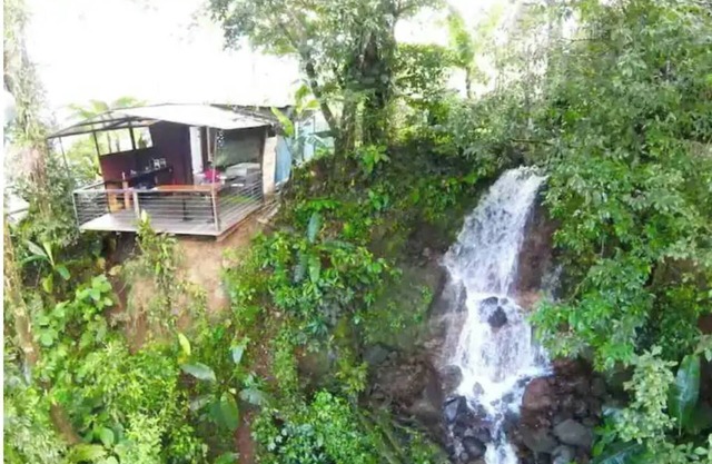 Pino-Acojedora cabana con vista a cascada
