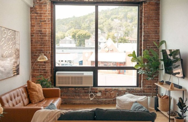 COZY ✨ CRAFT DIST. ✨ FAMILY FRIENDLY ✨ ARTIST LOFT