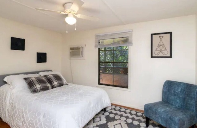 Cozy Creek Cottage in Cullowhee/Pet friendly. Continues sounds of the stream.