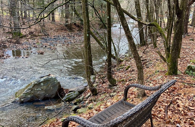 Cozy Creek Side Mountain Home
